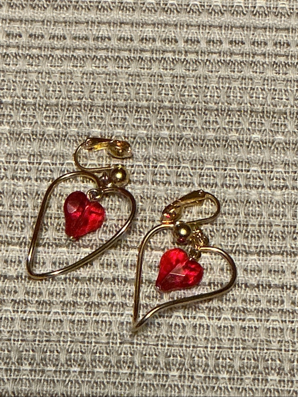 Avon vintage Heart Drop clip Earrings w/dangle Red Heart
